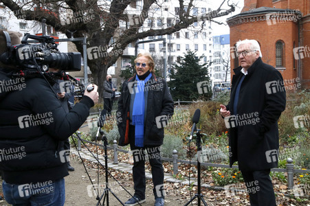 Frank Zander und Prominente unterstützen Caritas-Foodtruck in Berlin