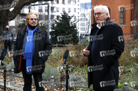 Frank Zander und Prominente unterstützen Caritas-Foodtruck in Berlin