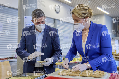 Franziska Giffey und Raed Saleh besuchen die Nothilfe Berlin