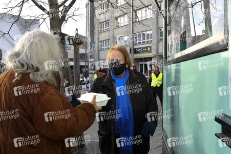 Frank Zander unterstützt den Caritas-Foodtruck in Berlin