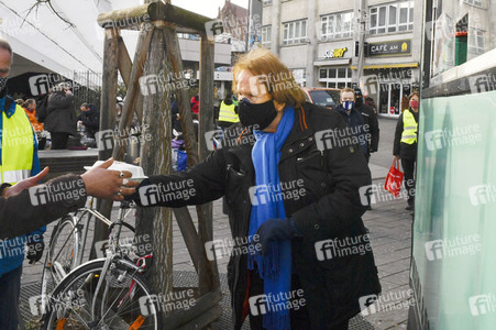 Frank Zander unterstützt den Caritas-Foodtruck in Berlin