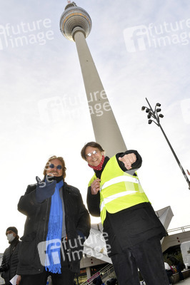 Frank Zander unterstützt den Caritas-Foodtruck in Berlin