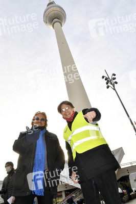Frank Zander unterstützt den Caritas-Foodtruck in Berlin