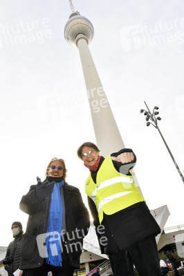 Frank Zander unterstützt den Caritas-Foodtruck in Berlin
