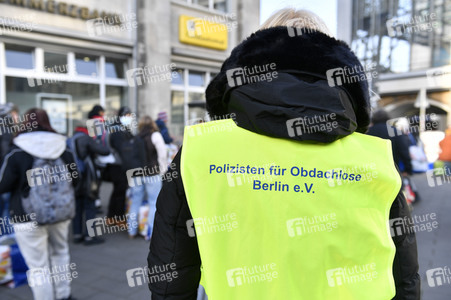 Frank Zander unterstützt den Caritas-Foodtruck in Berlin