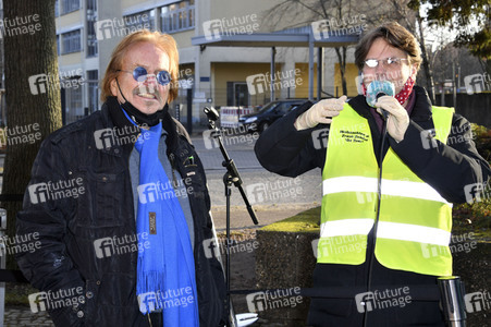 Frank Zander unterstützt den Caritas-Foodtruck in Berlin