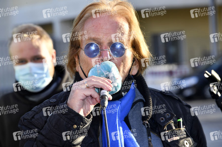 Frank Zander unterstützt den Caritas-Foodtruck in Berlin