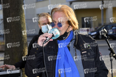 Frank Zander unterstützt den Caritas-Foodtruck in Berlin