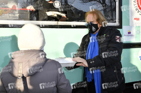 Frank Zander unterstützt den Caritas-Foodtruck in Berlin