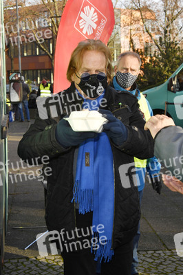 Frank Zander unterstützt den Caritas-Foodtruck in Berlin