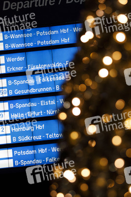 Symbolfoto DB-Fahrplan über Weihnachten