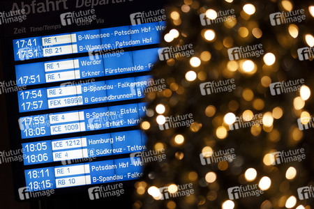 Symbolfoto DB-Fahrplan über Weihnachten