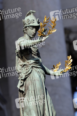 Symbolfoto Viktoria mit Lorbeerkränzen