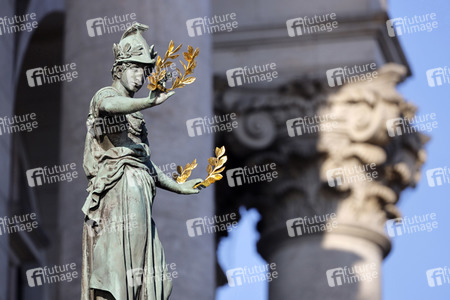 Symbolfoto Viktoria mit Lorbeerkränzen