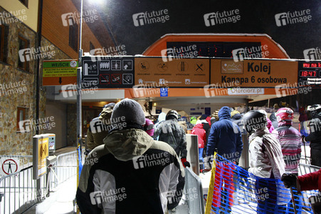 Riesenandrang auf Skipisten vor hartem Lockdown in Polen