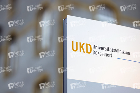 Pressestatement mit Armin Laschet vor dem Universitätsklinikum in Düsseldorf