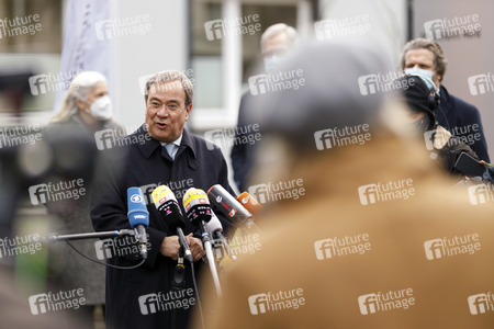 Pressestatement mit Armin Laschet vor dem Universitätsklinikum in Düsseldorf