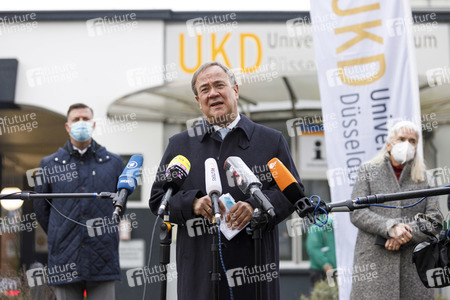 Pressestatement mit Armin Laschet vor dem Universitätsklinikum in Düsseldorf