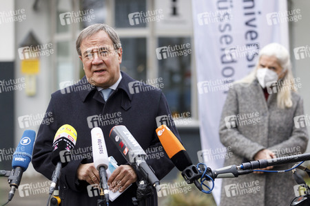 Pressestatement mit Armin Laschet vor dem Universitätsklinikum in Düsseldorf
