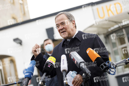 Pressestatement mit Armin Laschet vor dem Universitätsklinikum in Düsseldorf