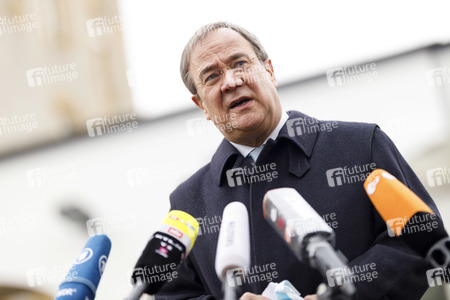 Pressestatement mit Armin Laschet vor dem Universitätsklinikum in Düsseldorf