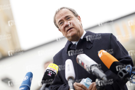 Pressestatement mit Armin Laschet vor dem Universitätsklinikum in Düsseldorf