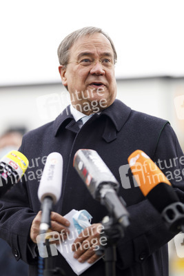 Pressestatement mit Armin Laschet vor dem Universitätsklinikum in Düsseldorf