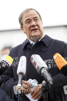 Pressestatement mit Armin Laschet vor dem Universitätsklinikum in Düsseldorf