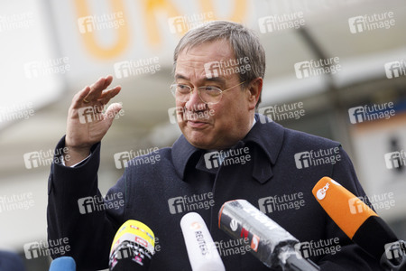 Pressestatement mit Armin Laschet vor dem Universitätsklinikum in Düsseldorf