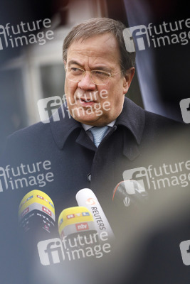 Pressestatement mit Armin Laschet vor dem Universitätsklinikum in Düsseldorf