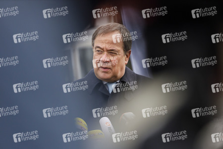 Pressestatement mit Armin Laschet vor dem Universitätsklinikum in Düsseldorf