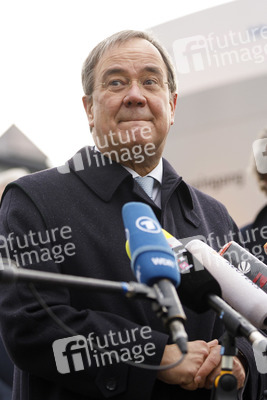 Pressestatement mit Armin Laschet vor dem Universitätsklinikum in Düsseldorf