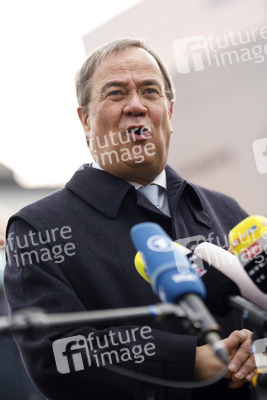 Pressestatement mit Armin Laschet vor dem Universitätsklinikum in Düsseldorf