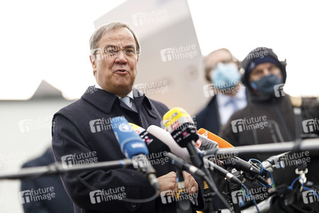 Pressestatement mit Armin Laschet vor dem Universitätsklinikum in Düsseldorf