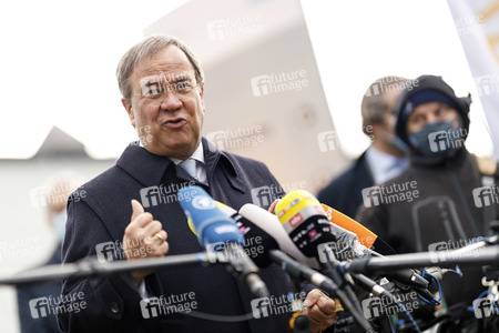 Pressestatement mit Armin Laschet vor dem Universitätsklinikum in Düsseldorf