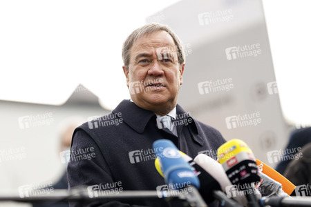 Pressestatement mit Armin Laschet vor dem Universitätsklinikum in Düsseldorf