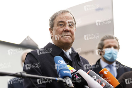 Pressestatement mit Armin Laschet vor dem Universitätsklinikum in Düsseldorf