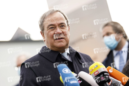 Pressestatement mit Armin Laschet vor dem Universitätsklinikum in Düsseldorf