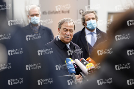 Pressestatement mit Armin Laschet vor dem Universitätsklinikum in Düsseldorf