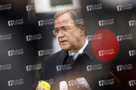 Pressestatement mit Armin Laschet vor dem Universitätsklinikum in Düsseldorf