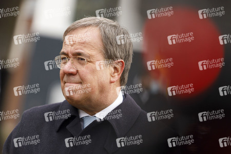 Pressestatement mit Armin Laschet vor dem Universitätsklinikum in Düsseldorf