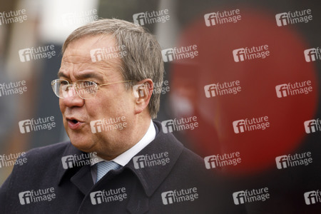 Pressestatement mit Armin Laschet vor dem Universitätsklinikum in Düsseldorf