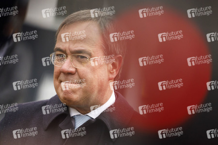 Pressestatement mit Armin Laschet vor dem Universitätsklinikum in Düsseldorf