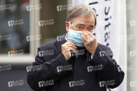 Pressestatement mit Armin Laschet vor dem Universitätsklinikum in Düsseldorf