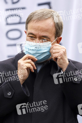 Pressestatement mit Armin Laschet vor dem Universitätsklinikum in Düsseldorf