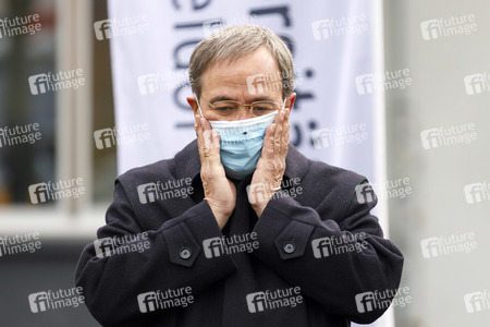 Pressestatement mit Armin Laschet vor dem Universitätsklinikum in Düsseldorf