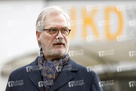 Pressestatement mit Armin Laschet vor dem Universitätsklinikum in Düsseldorf