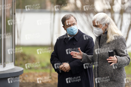 Pressestatement mit Armin Laschet vor dem Universitätsklinikum in Düsseldorf