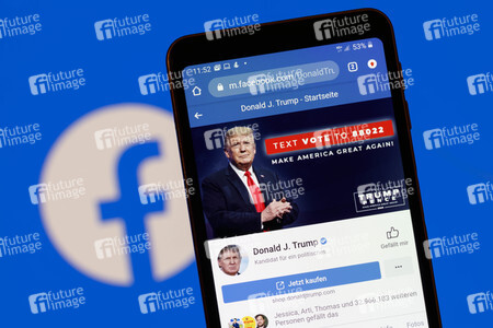 Symbolfoto Trump auf Facebook