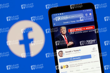 Symbolfoto Trump auf Facebook